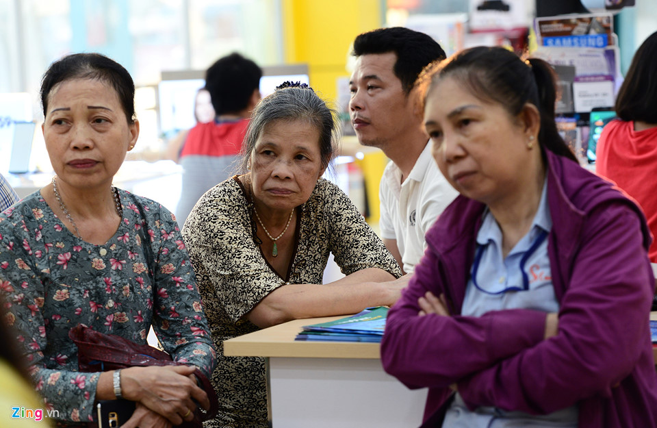 Quầy giao dịch của nhà mạng ở Sài Gòn chật cứng người chờ chụp hình